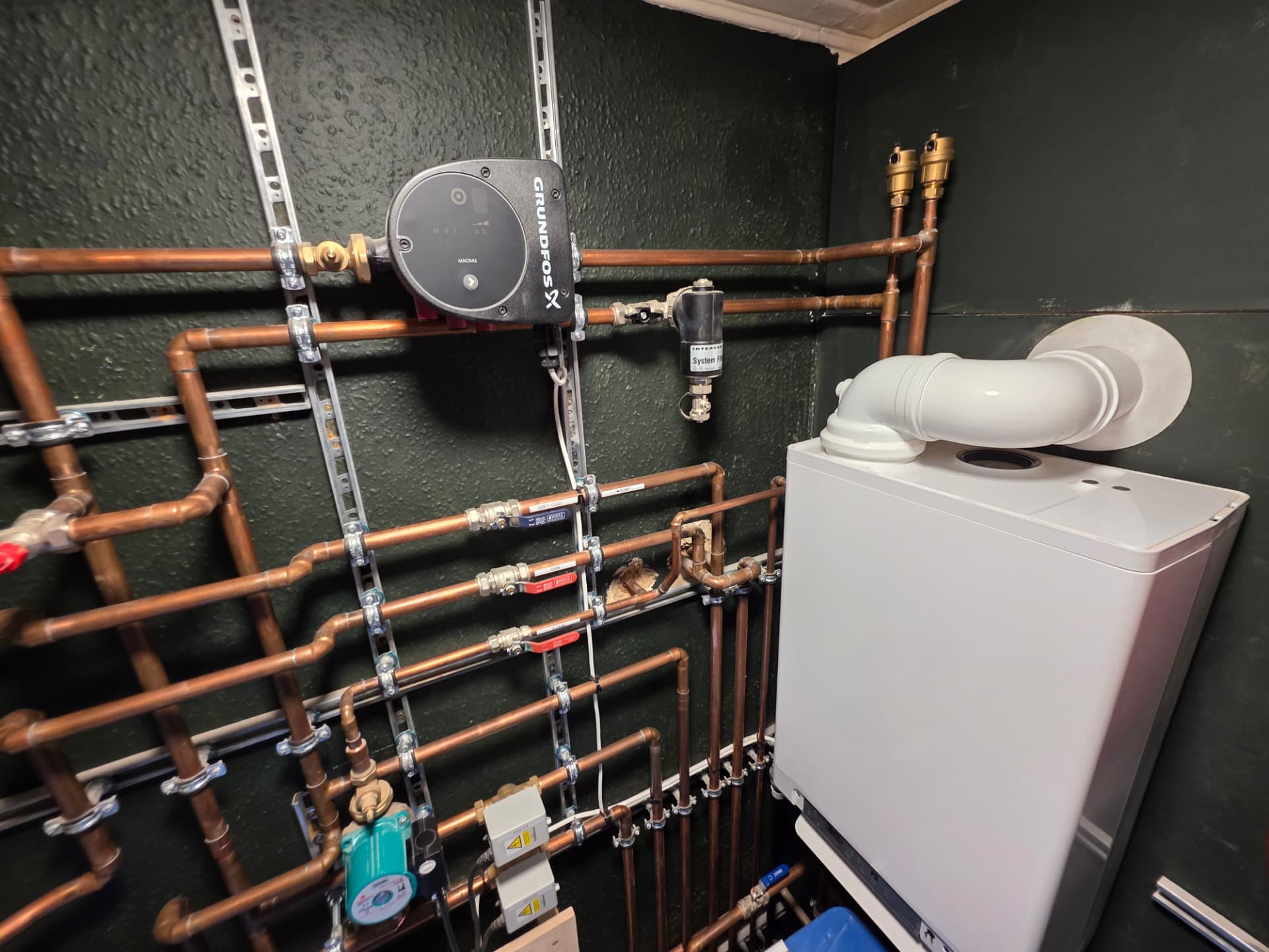 Intergas system boiler with Grundfos Magna1 pump & Intergas system filter