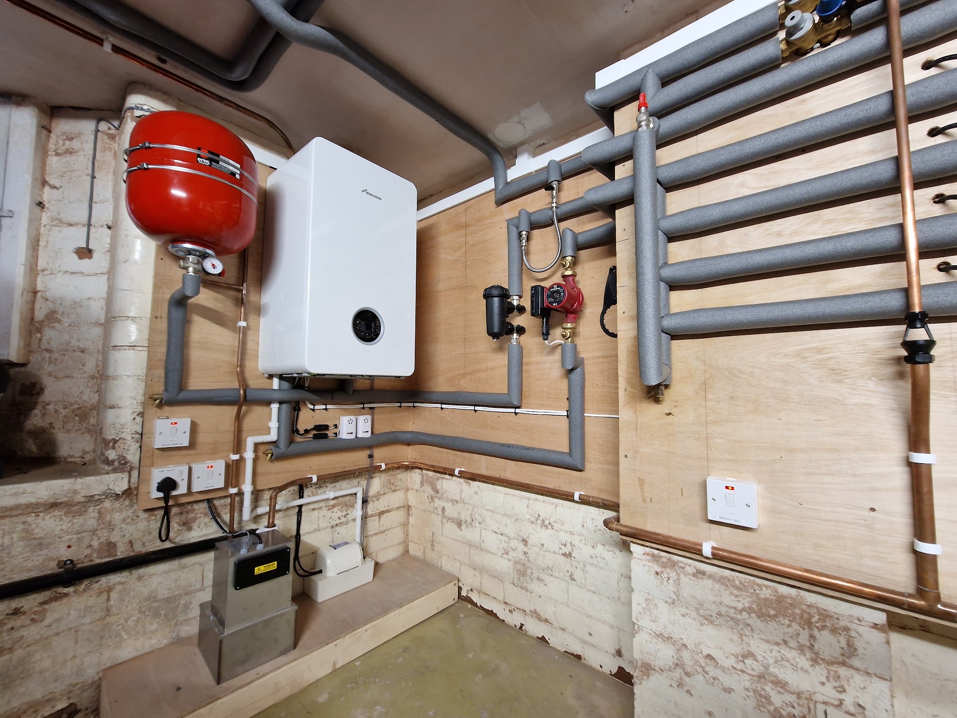 Worcester Greenstar with condensate pump & twin expansion vessels
