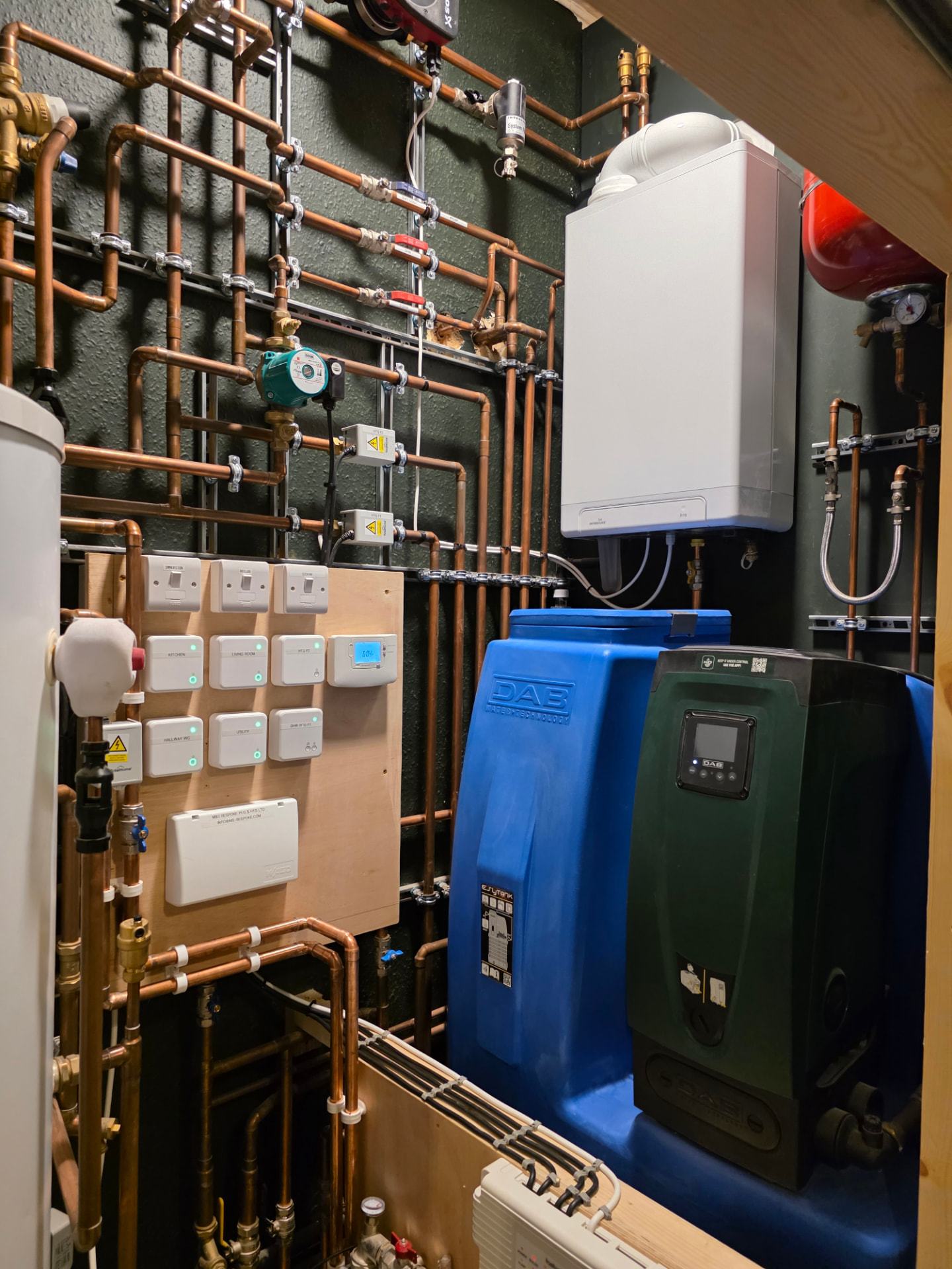 Wide view: Intergas boiler, smart zone board, DAB Esytank & Esybox mains booster